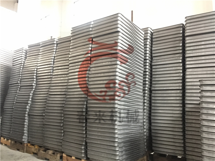 热风循环烘箱配套标准尺寸烘盘的生产发货现场